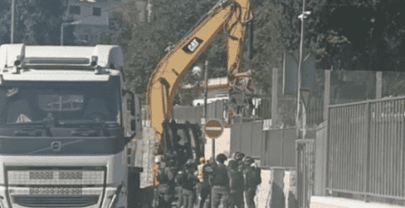 بالفيديو: آليات الاحتلال تشرع بهدم منزل بحي واد الجوز في القدس