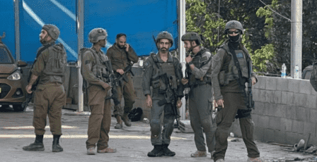 الاحتلال يشن حملة اعتقالات في الرام ومخيم قلنديا ويعتدي على عيادة الأونروا