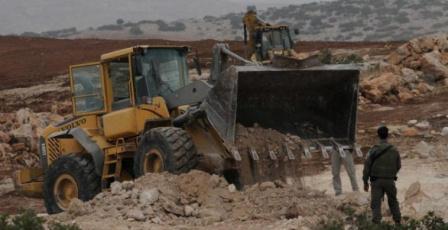 مستعمرون يحرثون أراض المواطنين تمهيدا للاستيلاء عليها في شلال العوجا شمال أريحا