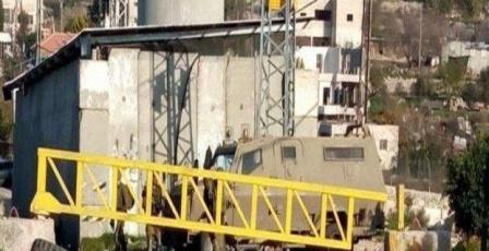 الاحتلال ينصب حاجزين عند مدخل حزما شمال شرق القدس
