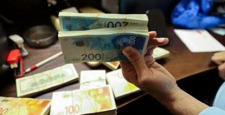 سلطة النقد تُبقي نسبة الخصم عند 25% من رواتب الموظفين في غزة