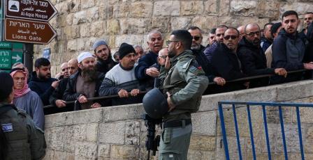 الاحتلال يفرض "بطاقة ممغنطة" وتصاريح أمنية للمصلين في الأقصى