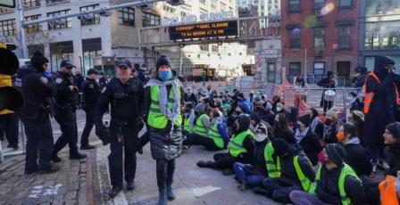 اعتقالات و قمع بجامعة نيويورك خلال مظاهرة مساندة لفلسطين