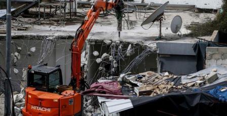 الاحتلال يجبر مقدسيا على هدم منزله ذاتيا في بلدة بيت حنينا