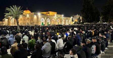 40 ألف مصل يؤدون صلاتي العشاء والتراويح في المسجد الأقصى