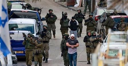الاحتلال يعتقل 25 مواطنا من الضفة بينهم طفل وأسرى سابقون