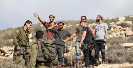 مستوطنون يهاجمون محيط منازل المواطنين في سنجل والأهالي يتصدون لهم