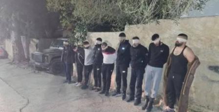 الاحتلال يعتقل 20 مواطنا من حزما شرق القدس ويغلق مداخلها
