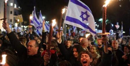 آلاف الإسرائيليين يتظاهرون في القدس بالتزامن مع اجتماع حكومة الاحتلال لإقالة رئيس الشاباك