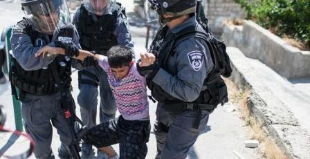 الاحتلال يعتقل طفلا من مخيم العروب بالخليل