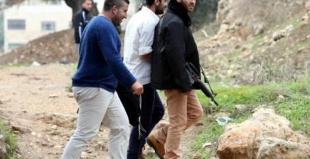 تمهيدا للاستيلاء عليها: مستعمرون يسيجون أراضي في الفارسية بالأغوار الشمالية