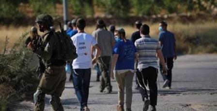 إصابة مواطن جراء إطلاق المستوطنين النار على مركبته جنوب بيت لحم