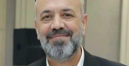 حين يُختزل الإسلام في السجود: نقد الخطاب الوعظي الذي يفصل العبادة عن العمل والعدل