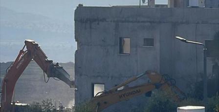 السلطات الإسرائيلية تهدم منزلا من طابقين في عارة بأراضي 48