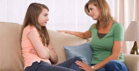 كيف تبني الأم علاقة صحية مع ابنتها في المراهقة؟ أخصائية تجيب لراية 