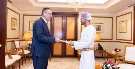 الرويضي يسلم نسخة من أوراق اعتماده لوزير خارجية سلطنة عُمان سفيرا لدولة فلسطين