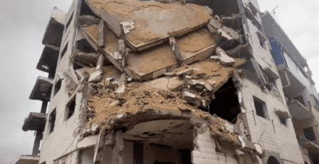 انهيار مبنيين متضررين من قصف سابق للاحتلال بمدينة غزة