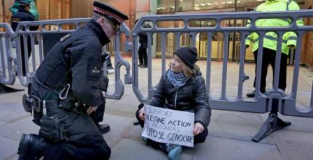 الشرطة البريطانية تعتقل الناشطة غريتا تونبري خلال مظاهرة داعمة للفلسطينيين في لندن