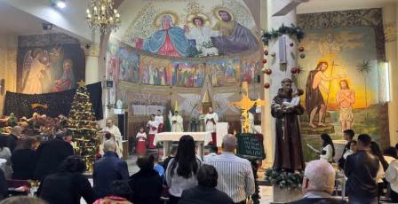 بعد عامين من الإبادة … الاحتفال بعيد الميلاد المجيد وإقامة القداس والصلوات في غزة (صور)