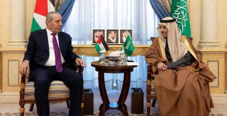 الشيخ يبحث مع وزير الخارجية السعودي تطورات الأوضاع بالضفة وغزة