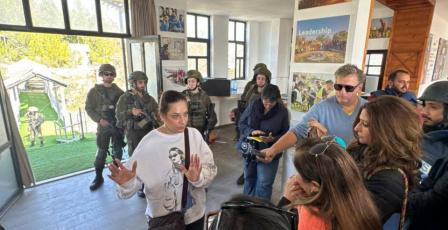 الاحتلال يداهم جولة صحفية في "قرية الشباب" بكفر نعمة ويحتجز صحفيين ويعلن المنطقة عسكرية