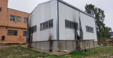 شاهد | مستوطنون يحرقون غرفة صفية في مدرسة جالود جنوب نابلس