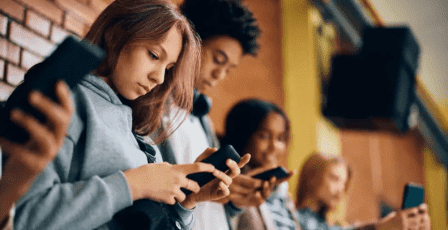 منصات التواصل تضغط نفسيًا على المراهقين… والفتيات الأكثر تضررًا