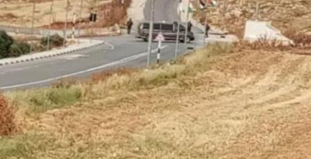 مستوطن يغلق طريقا زراعيا في المغير شرق رام الله