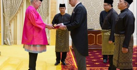 السفير القدرة يقدم أوراق اعتماده إلى ملك ماليزيا سفيراً مفوضاً فوق العادة لدولة فلسطين