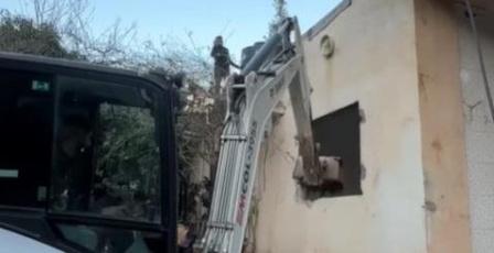 الاحتلال يُجبر مواطنا على هدم منزله في سلوان 