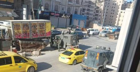 الاحتلال يصيب شابا بالرصاص ويعتقل آخرين خلال اقتحام مخيم قلنديا