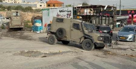 القدس: الاحتلال ينسحب من حزما بعد عدوان تخلله مداهمات واعتقالات وتنكيل