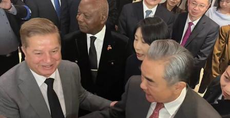 السفير عواد يشارك في حفل خارجية الصين.. ووانغ يي يؤكد مواصلة دعم دولة فلسطين