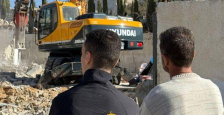 بالفيديو: الاحتلال يجبر مقدسيا على هدم منزله في بيت حنينا
