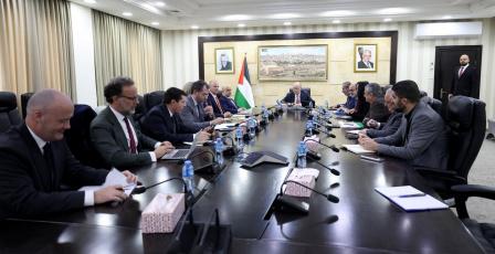 مصطفى يلتقي مسؤولين دوليين ويحذر من خطورة مشاريع ومخططات الضم والتوسع الاستيطاني