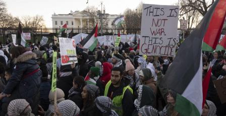 بينهم يهود.. احتجاجات أمام البيت الأبيض رفضا لاستمرار الحرب