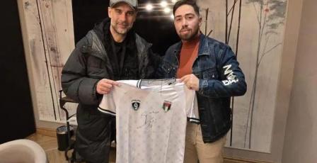 رسالة تضامنية.. غوارديولا يوقع على قمصان لفريق "غزة الإرادة"