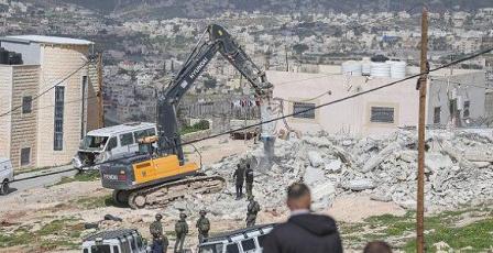 الاحتلال يخطر بإخلاء وهدم أكثر من 20 منزلا ومنشأة في عناتا شمال القدس