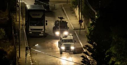 الاحتلال يفجر منزلا ويعتقل شابا في بيت أمر شمال الخليل