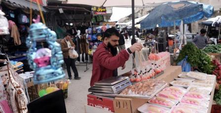 خاص| بين الغلاء وتراجع الدخل… كيف تُفاقم الأخطاء الاقتصادية أعباء الأسر في رمضان؟