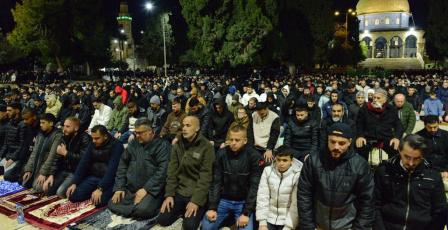 صور| 50 ألف مصلٍ يؤدون صلاتي العشاء والتراويح في المسجد الأقصى