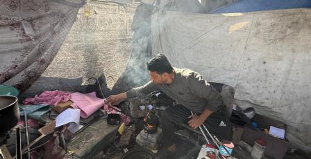 خاص | من موقدٍ بديل إلى حديقةٍ صغيرة… نصير يحوّل البتر إلى حياة في خيمة النزوح