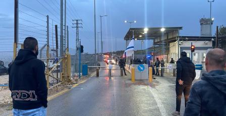 الاحتلال يصيب مواطنا بالرصاص ويعتدي على نجله عند حاجز بيت إكسا