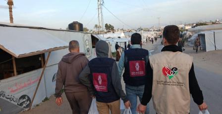 بنك فلسطين وجمعية عطاء فلسطين يوزعان وجبات إفطار للأسر المتضررة في غزة ضمن حملة "رمضان يجمعنا بالحب والعطاء"