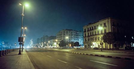 مصر تُغلق أبوابها الساعة 9 مساءً: القصة الكاملة وراء منع الحفلات وخريطة المواعيد الجديدة وقائمة المحلات المستثناة (دليلك الشامل 2026)