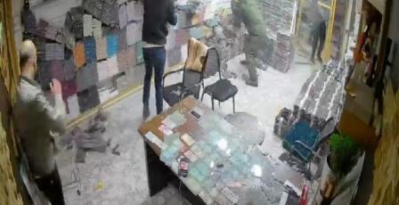 القبض على 3 أشخاص مشتبه بهم بتحطيم محل تجاري في الخليل