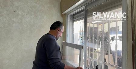 مقدسي يشرع بإخلاء منزله في سلوان تمهيداً لهدمه 