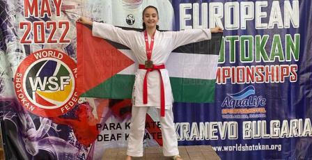 الفلسطينية أميرة أبو لبدة تتوج بذهبية البلقان للكاراتيه في بلغاريا