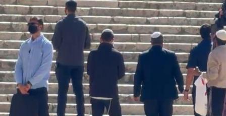 شاهد: المتطرف بن غفير ومجموعة من المستعمرين يقتحمون المسجد الأقصى