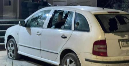 مستوطنون يحرقون مركبة ويهاجمون منازل المواطنين جنوب نابلس